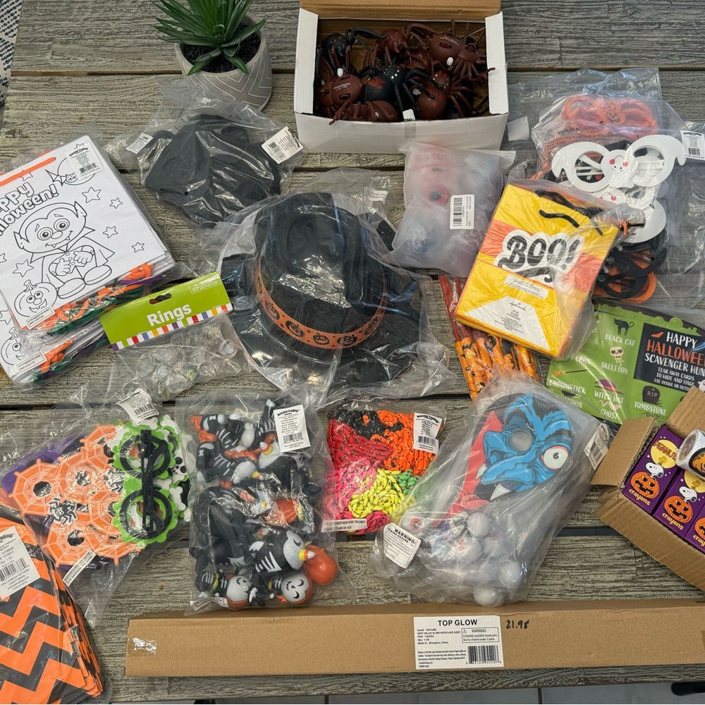 NWT HUGE Oriental Trading Company Halloween Party Supplies/Party Favors Bundl